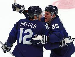 Il s'agit de la première médaille d'or de l'histoire du hockey sur glace masculin finlandais